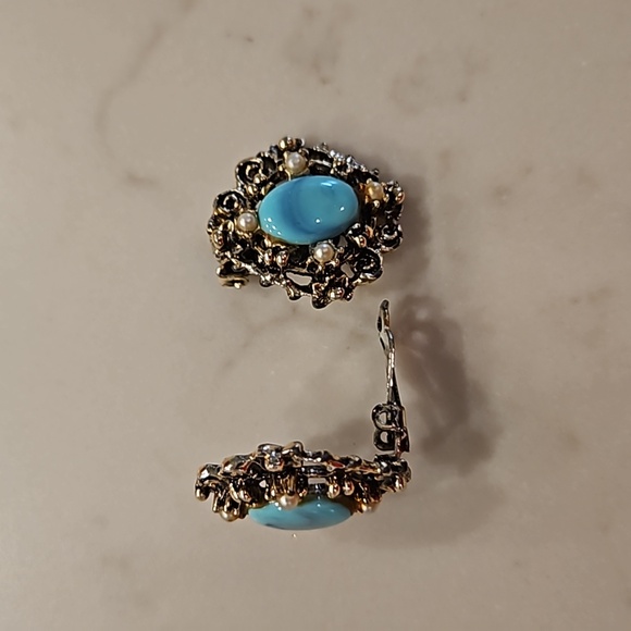 9 Pairs of Vintage Clip on Earrings - Picture 6 of 10